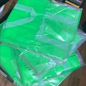 Green insulated bag for food and drinks